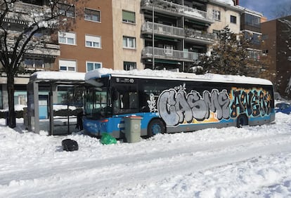 Un autobús de la EMT atrapado en la nieve durante el Temporal Filomena aparece con pintadas en una calle de Madrid.