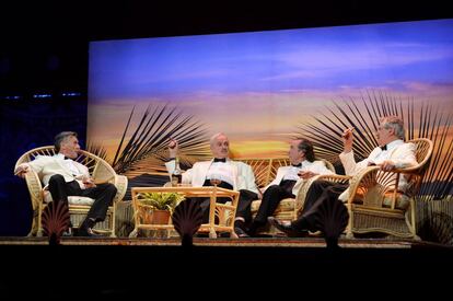 De izquierda a derecha, Michael Palin, John Cleese, Eric Idle y Terry Jones charlando, en uno de los pocos momentos tranquilos de 'Monty Python Live (Mostly)'.