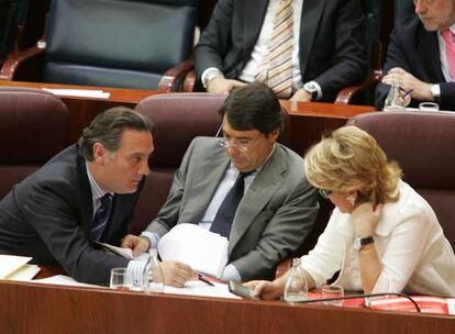 Alfredo Prada, Ignacio González y Esperanza Aguirre durante un pleno de la Asamblea de Madrid, en una imagen de archivo.