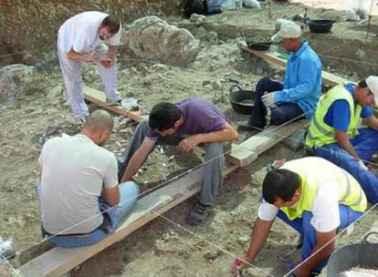 Un equipo de arqueólogos labora en la excavación de Los Berrocales.