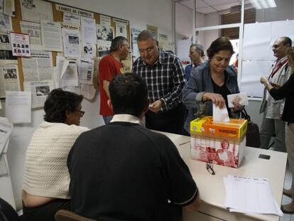 Empleados públicos en una de las 1.176 mesas electorales.