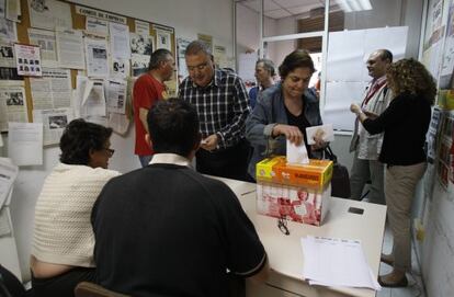 Empleados públicos en una de las 1.176 mesas electorales.