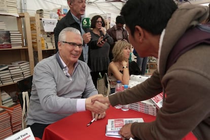  Baltasar Garzón firma ejemplares de su libro 'La indignación activa' en La Central de Barcelona, el 23 de abril de 2018.