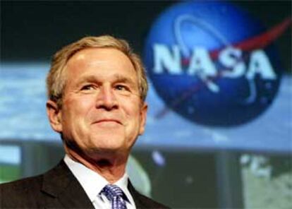 El presidente de EE UU anuncia su proyecto espacial en la sede de la NASA en Washington.