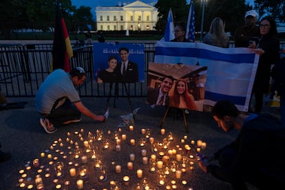 Homenaje ante la Casa Blanca de los dos jóvenes asesinados a las puertas del Museo Judío de Washington, este jueves.