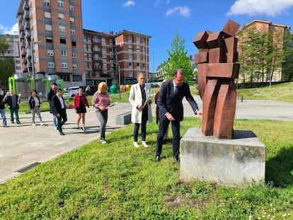 El presidente del PP vasco, Carlos Iturgaiz, deposita flores en el monolito a las víctimas del terrorismo en Galdakao (Bizkaia), el martes.