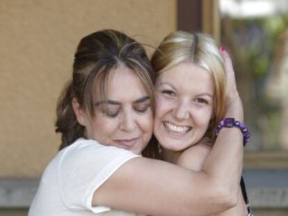 María Luisa abraza a su hija Pilar, 29 años después.