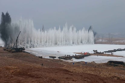 Simulacro de ataque de la infantería acorazada del Ejército del Pueblo de Corea del Norte en un lugar no revelado. Imagen transmitida el 27 de enero de 2015 por la agencia de noticias coreana (KCNA).