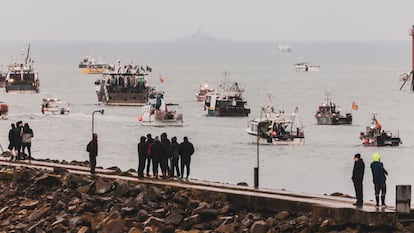 Unas personas observaban este jueves los barcos pesqueros franceses que protestaban frente a la costa de la isla de Jersey.