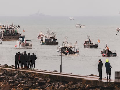 Unas personas observaban este jueves los barcos pesqueros franceses que protestaban frente a la costa de la isla de Jersey.