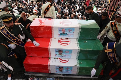 Féretros con los restos mortales de algunos de los comandantes militares, científicos nucleares y otras víctimas de los ataques israelíes, este sábado.