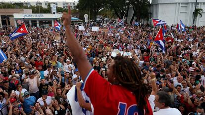 Personas protestan contra el gobierno de Cubam el 11 de julio de 2021 en Miami (Florida).