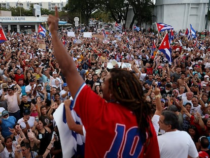 Manifestantes protestan contra el gobierno de Cuba en Miami (Florida), en junio de 2021.