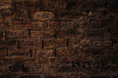 Grafitis en el techo de The Cavern.