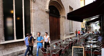 El lateral de la Lonja, patrimonio de la humanidad, con las mesas y sillas de los restaurantes.