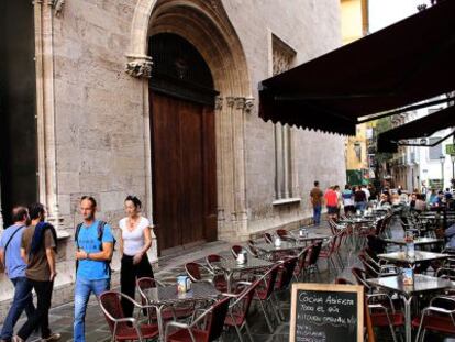 El lateral de la Lonja, patrimonio de la humanidad, con las mesas y sillas de los restaurantes.