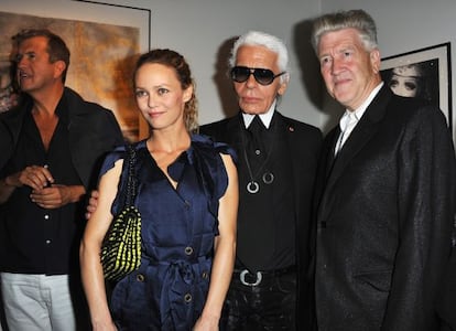 Póquer de iconos: Lynch con el diseñador Mario Testino, la cantante Vanessa Paradis y el más 'lynchiano' creador del mundo de la moda, Karl Lagerfeld, en París en septiembre de 2010.