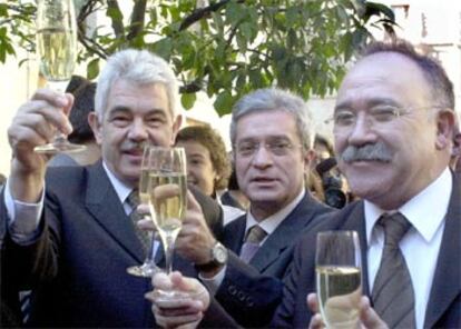 Pasqual Maragall (izquierda) brinda con Josep Lluis Carod-Rovira (derecha) y Joan Saura (centro), tras la toma de posesión del Gobierno catalán.