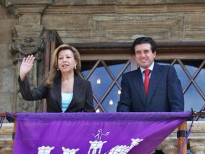 L'exdirigent d'UM Maria Antònia Munar i l'exministre del PP Jaume Matas amb la bandera mallorquina el 2006.