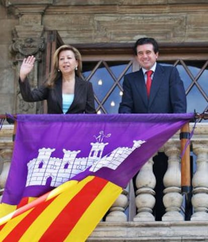 L'exdirigent d'UM Maria Antònia Munar i l'exministre del PP Jaume Matas amb la bandera mallorquina el 2006.