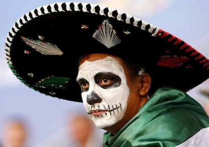 Un aficionado de México luego de perder ante Brasil durante el partido del Mundial de Fútbol, México - Brasil.