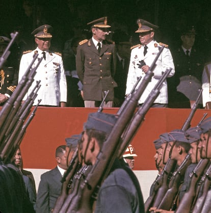 Jorge Rafael Videla (centro) habla con el dictador paraguayo Alfredo Stroessner, durante un desfile militar en Asunción.