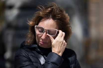 Una mujer con síntomas alérgicos en la Rambla de Barcelona.