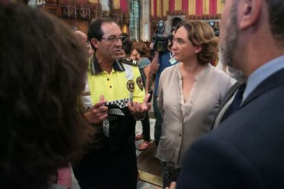 La alcaldesa Ada Colau con Evelio Vázquez, intendente mayor.