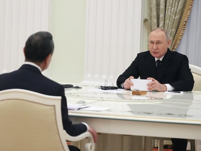 El presidente ruso Vladímir Putin se dirige al ministro de Asuntos Exteriores chino, Wang Yi, durante su reunión en el Kremlin, este miércoles.