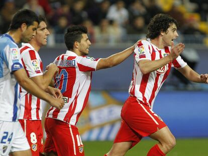 Tiago celebra su primer gol seguido por Agüero y Raúl García.