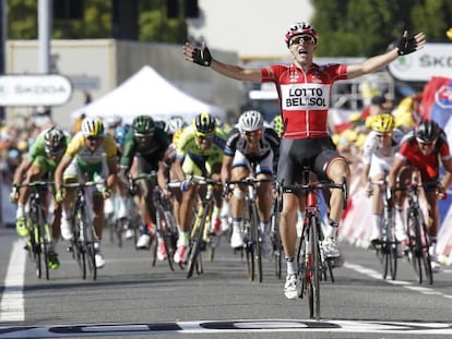 Tony Gallopin celebra su victoria al cruzar la l&iacute;nea de meta.