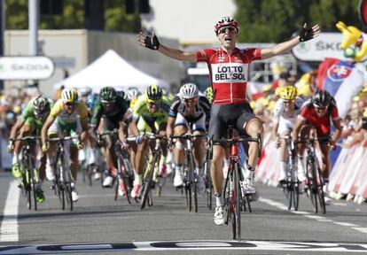 Tony Gallopin celebra su victoria al cruzar la línea de meta.