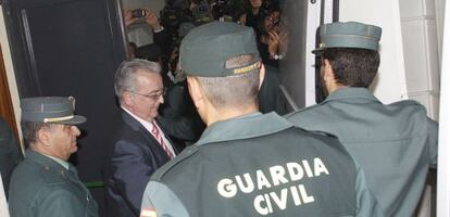 La Guardia Civil conduce al exconsejero de Empleo, Antonio Fernández, a prisión en abril.