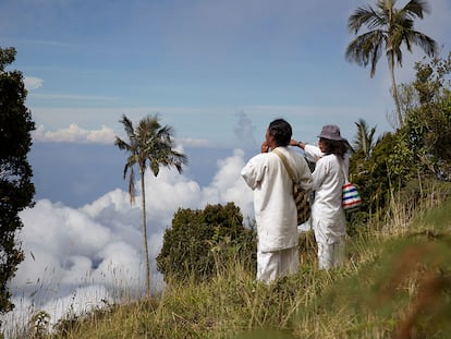Dos miembros del pueblo kogi, en uno de los fotogramas del documental 'Aluna'.