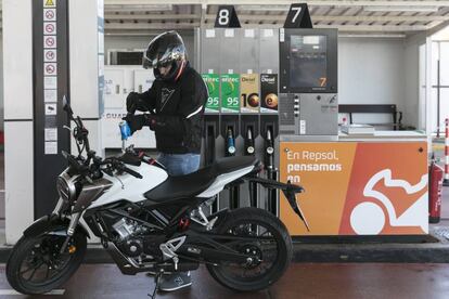 Motero repostando en una de las estaciones de Repsol. 