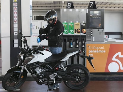 Motero repostando en una de las estaciones de Repsol. 