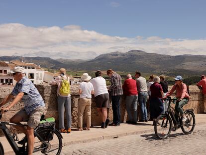 Unos turistas admiran la vista desde el Puente Nuevo durante un día soleado de primavera en Ronda (Málaga), el pasado 8 de abril.