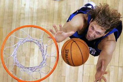 Nowitzki encesta bajo el aro.