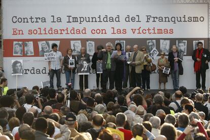 Pedro Almodóvar lee el manifiesto en la manifestación contra la Impunidad del Franquismo de abril de 2010, en la que también intervinieron la escritora Almudena Grandes y Marcos Ana, entre otros.