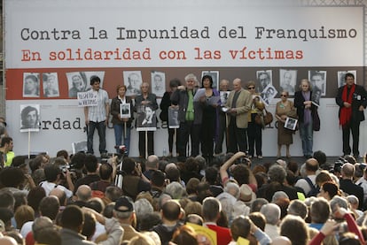 Pedro Almodóvar lee el manifiesto en la manifestación contra la Impunidad del Franquismo de abril de 2010, en la que también intervinieron la escritora Almudena Grandes y Marcos Ana, entre otros.