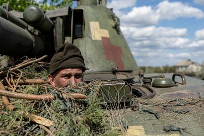 Un soldado ucranio en un tanque, a finales de abril cerca del frente de Liman.