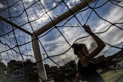 Una joven descansa junto a la portería en el campo de fútbol de Mesuca, Petare, que será la sede de las primeras clínicas de fútbol femenino que impulsa la Alcaldía del municipio Sucre. Las clínicas de fútbol tienen como objetivo inspirar a mujeres, adolescentes y niñas a involucrarse en los deportes para experimentar así los beneficios de la práctica: mejor salud, mayor autoestima y éxitos académicos, según comentan desde la Alcaldía.