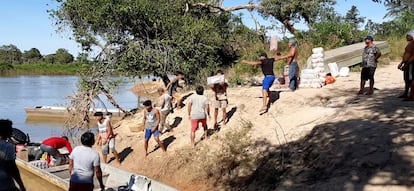 Traslado de alimentos en Aldeia Ipatse, en Xingu, para evitar desplazamientos.