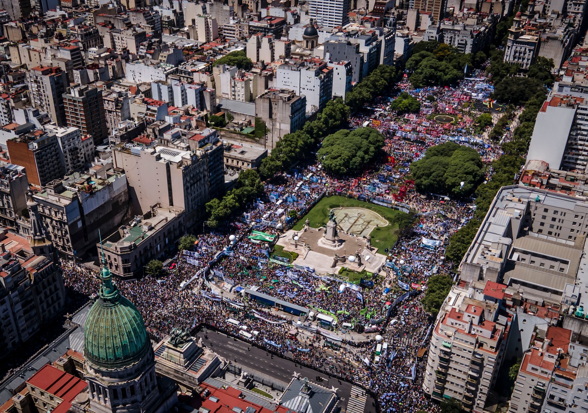 Decenas de miles de personas protestan en Argentina en el primer paro ...