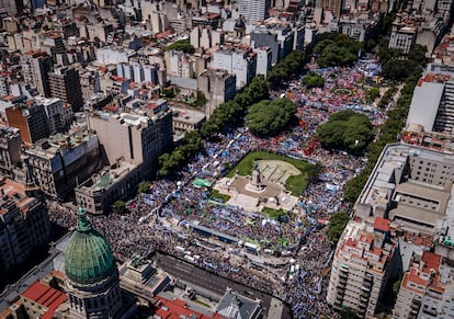 Vista aérea de las manifestaciones frente al Congreso, este miércoles, en Buenos Aires.