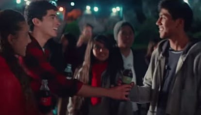 Captura de pantalla del comercial de Coca Cola.