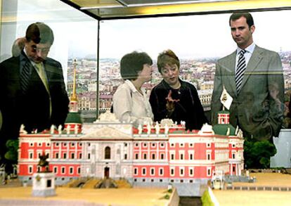 El Príncipe observa una maqueta del castillo de San Miguel, ayer, durante su visita a San Petersburgo.