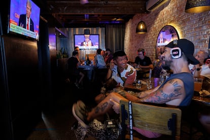 Young people watch the broadcast of the debate in San Diego (California).