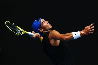 Nadal sirve durante un entrenamiento en Melbourne.