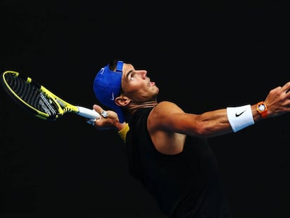 Nadal sirve durante un entrenamiento en Melbourne.